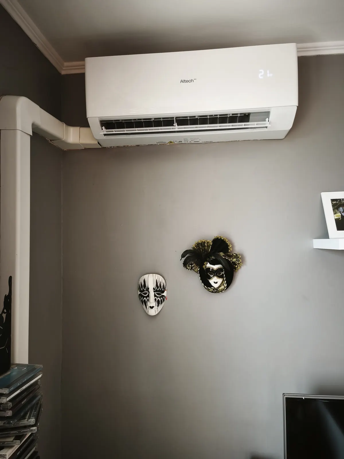 Climatiseur mural installé dans une pièce de vie